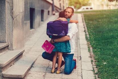 Un padre preocupado porque su hija empiece el colegio.