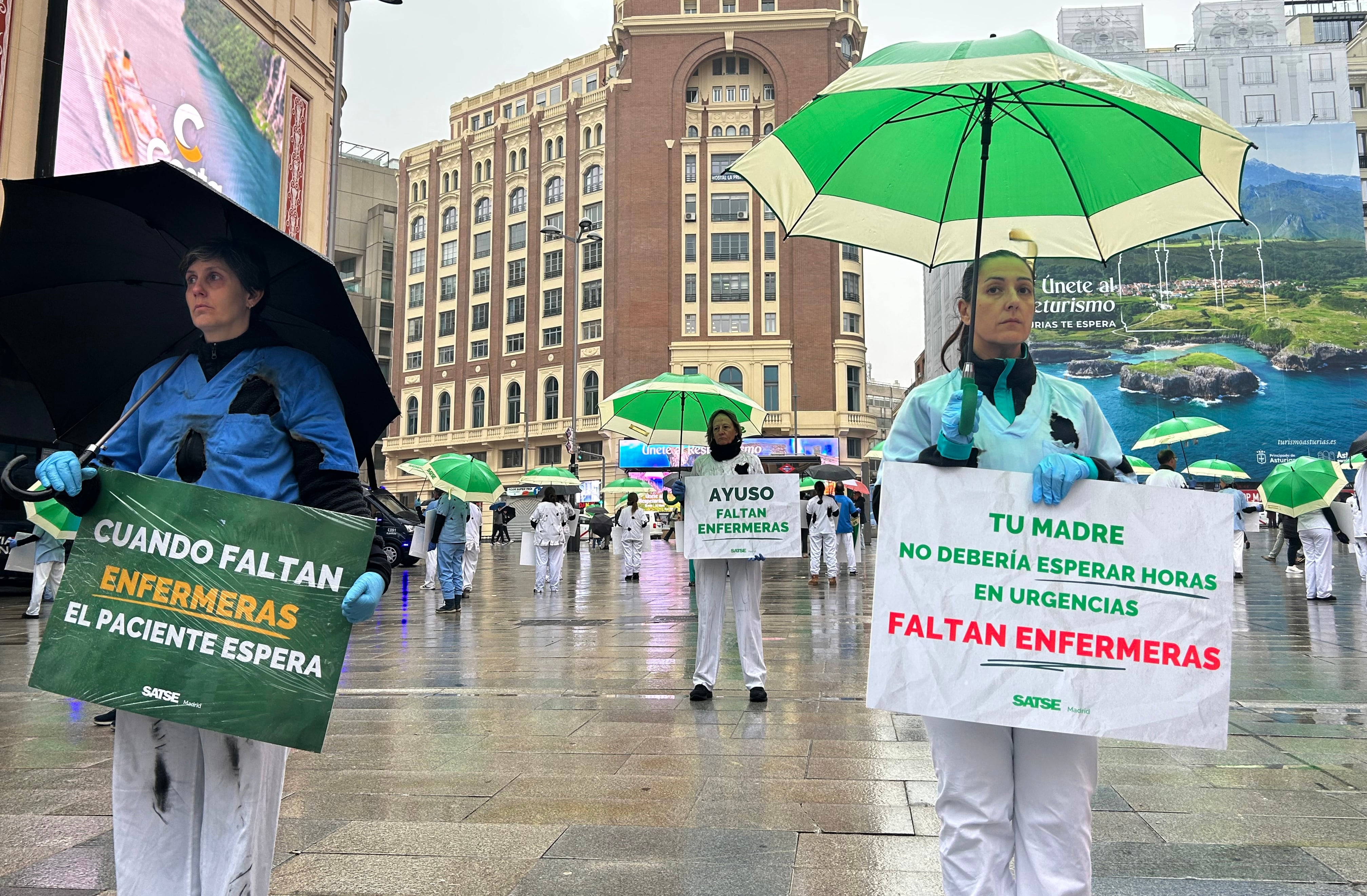 Protesta de enfermeras y fisioterapeutas en Madrid, este lunes. 