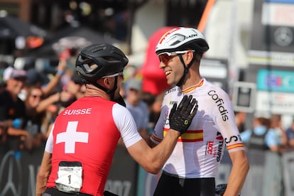David Valero, plata, saluda al suizo Nino Schurter, ganador del Mundial de ciclismo de montaña este domingo en Les Gets.