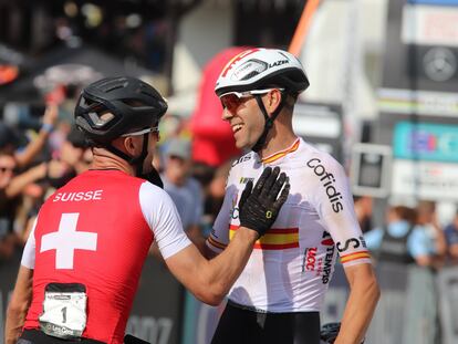 David Valero, plata, saluda al suizo Nino Schurter, ganador del Mundial de ciclismo de montaña este domingo en Les Gets.