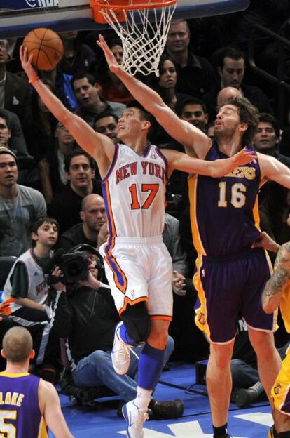 Lin ha asumido la dirección de juego de los Knicks con absoluto desparpajo. En su partido de debut como titular fue el jugador que más lanzó a canasta y en sus seis primeros encuentros promedió 25 puntos y ocho asistencias. Todos acabaron en victoria para los Knicks.