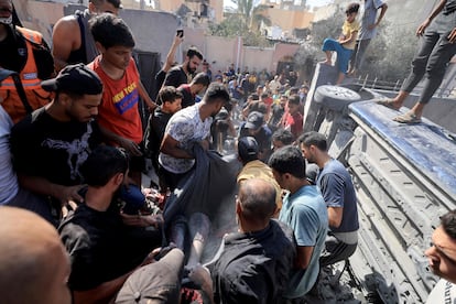 Un palestino era rescatado de entre los escombros tras un ataque israelí en Jan Yunis, este viernes, en el sur de la Franja.