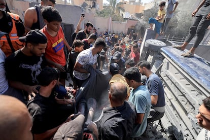 Un palestino era rescatado de entre los escombros tras un ataque israelí en Jan Yunis, este viernes, en el sur de la Franja. 