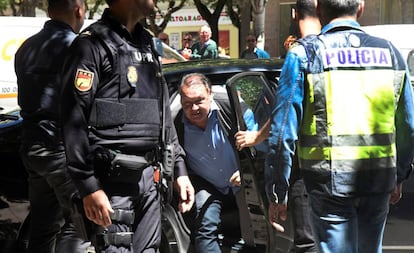 El presidente del Huesca, Agustín Lasaosa, tras ser detenido por la Policía Nacional en una operación contra el presunto amaño de partidos de fútbol en Primera y Segunda División.