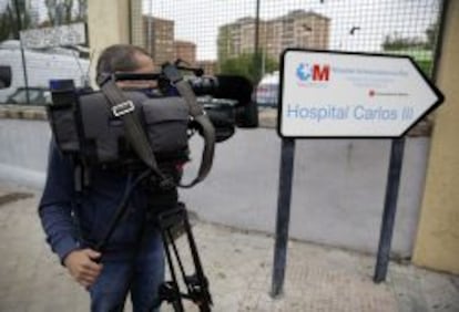 Un c&aacute;mara de televisi&oacute;n a las puertas del Hospital Carlos III de Madrid donde est&aacute; ingresada la auxiliar de enfermer&iacute;a que ha sido contagiada con el virus del &eacute;bola.