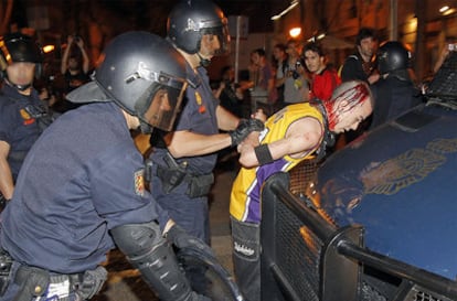 La policía cargó contra manifestantes fuera de control.