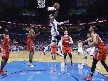 Westbrook salta a canasta en el partido contra los Rockets.