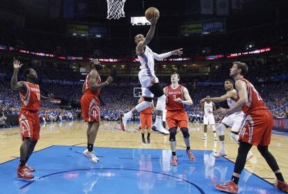 Westbrook salta a canasta en el partido contra los Rockets.