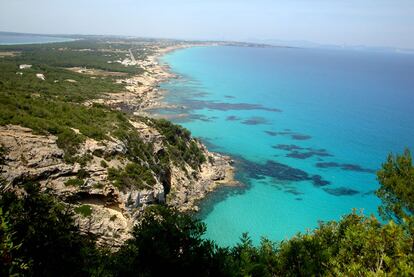 A lo largo de la costa hay muchas playas, de grandes y pequeñas dimensiones y numerosos rincones solitarios