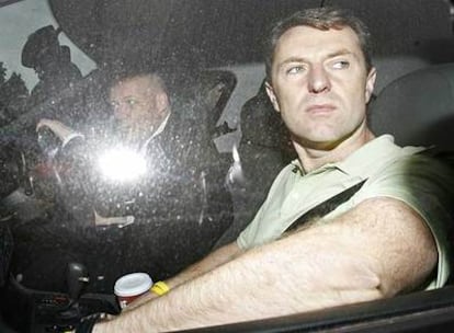 Gerry McCann, el padre de Madeleine,  al salir en coche de su casa en Rothley (Reino Unido).