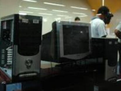 Según la ONE, el número total de computadoras existentes en la isla en 2008 era de 630.000, en 2009 ascendió a 700.000, y el año pasado rebasó por primera vez la cifra de 800.000. EFE/Archivo