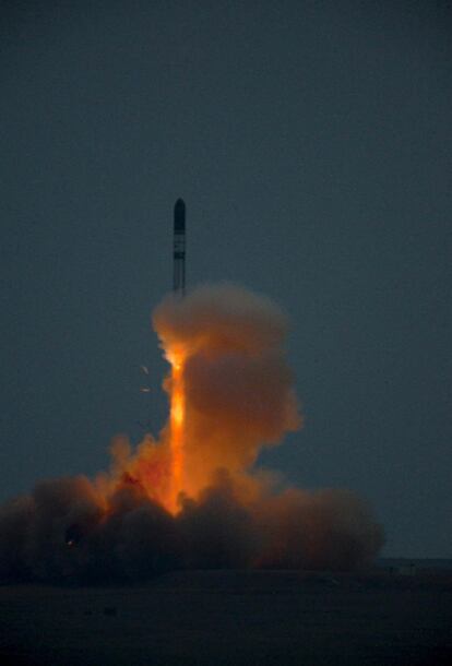 El misil reconvertido Dnepr se eleva en Baikonur con el satélite europeo <i>Cryosat</i>.