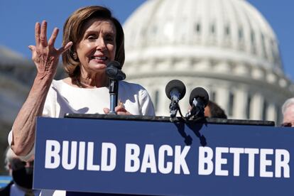 La presidenta de la Cámara de Representantes, la demócrata Nancy Pelosi, en los alrededores del Capitolio en una intervención sobre la agenda social de Joe Biden.