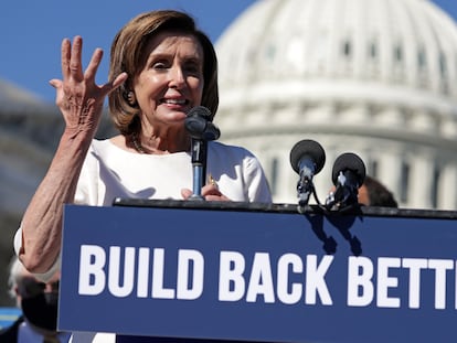 A presidenta da Câmara de Representantes, a democrata Nancy Pelosi, nas proximidades do Capitólio em um pronunciamento sobre a agenda social de Joe Biden.