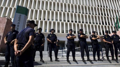 Agentes de la Policía Nacional, ante la sede de la Audiencia Provincial de Málaga. 