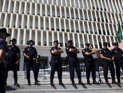 Agentes de la Policía Nacional, ante la sede de la Audiencia Provincial de Málaga. 