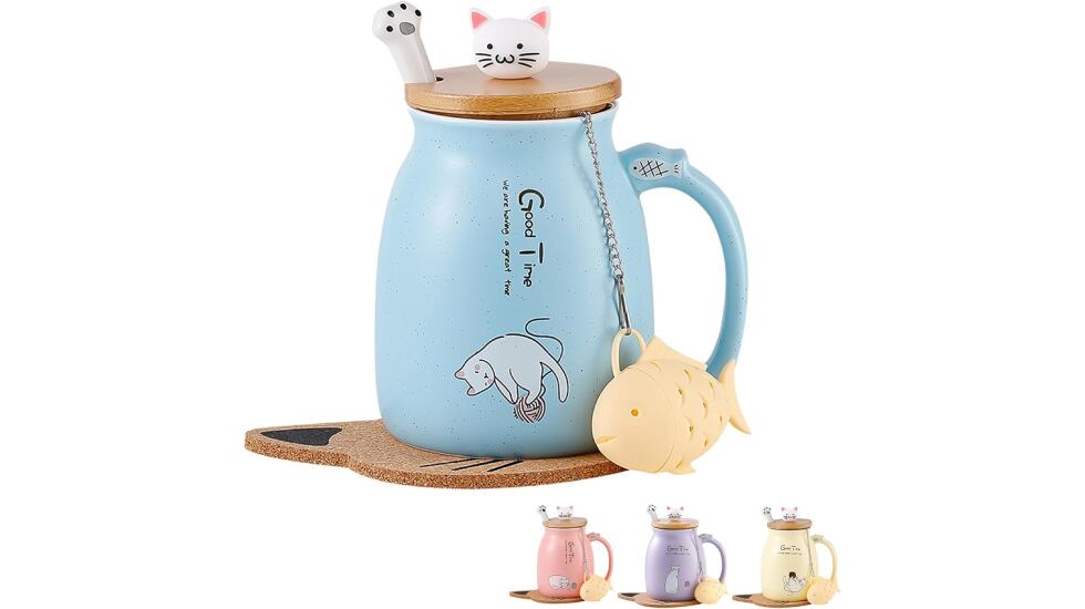 Taza de cerámica con detalle en forma de gato.