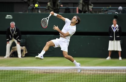 Federer remata una bola durante el partido ante Djokovic.