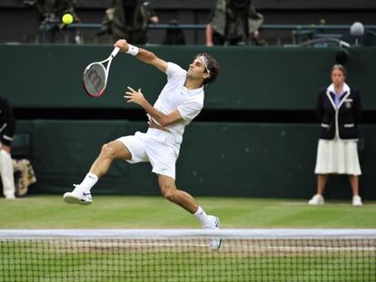 Federer remata una bola durante el partido ante Djokovic.