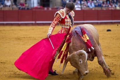 Lama de Góngora durante la faena con su primer novillo.