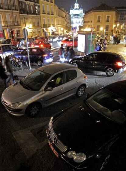 Los vehículos invaden la Cava Baja el 28 de febrero a las 22.40. Dos coches detenidos sobre un ceda el paso y varios en doble fila provocan atascos hasta bien entrada la madrugada.