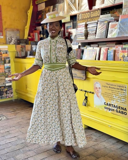  Ruth, la gua de la empresa Foodies, vestida como Fermina Daza, protagonista de 'El amor en los tiempos del clera', frente a la librera Los Mrtires, en Cartagena de Indias (Colombia).