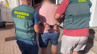 Detencion Estafa Bancaria: Detenido en una captura de un vídeo de la Guardia Civil publicado en X.