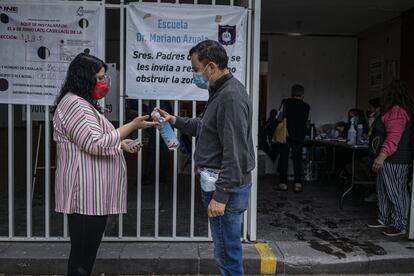 Electores acuden a votar a una casilla en la escuela Mariano Azuela en la colonia Narvarte Oriente, la mañana de este domingo.