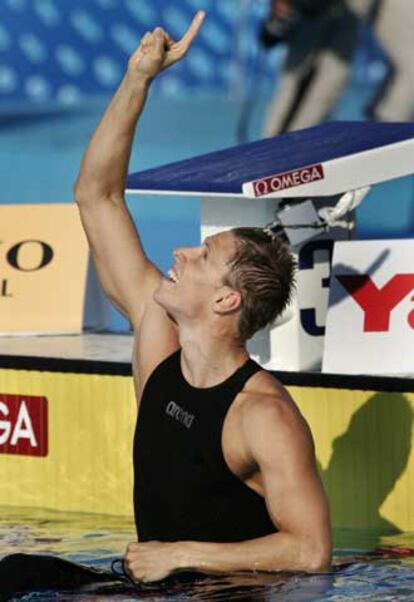 El sudafricano Roland Schoeman celebra su nuevo récord y el oro en 50 metros mariposa.