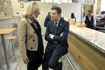 Feijóo conversa con la presidenta del PP de Vigo, Corina Porro, en la cafetería del Parlamento durante un descanso del debate.