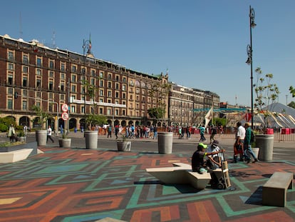 Como parte de una estrategia para
devolver la ciudad a los peatones, el
Zócalo de Ciudad de México se pintó
y dotó de asientos. Un cambio que
solo ocupa el 20% del espacio total.