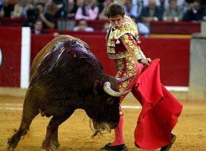 Julián López, <i>El Juli,</i> en un lance a uno de sus astados, ayer en la Feria de El Pilar.