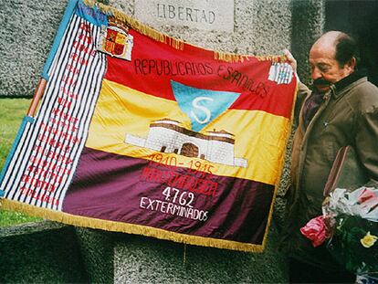 Enric Marco, al lado de una bandera republicana en el campo de exterminio de Mauthausen, en Austria, en 2003.