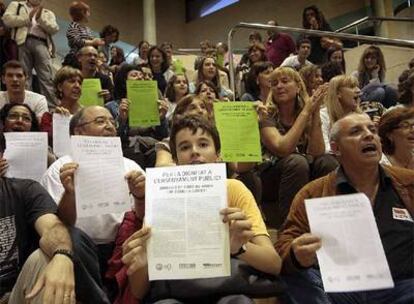 Participantes en el encierro en el instituto Isabel de Villena, anoche en Valencia.