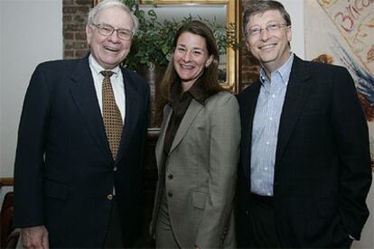 Warren E. Buffet, junto al matrimonio Gates.