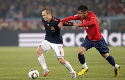 Iniesta controla el balón durante un partido contra Chile.