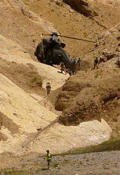 El helicóptero español que hizo un aterrizaje de emergencia tras estrellarse el otro aparato.