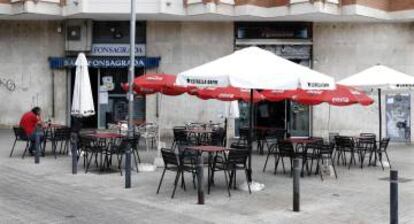 Aspecto de la terraza de un bar en el barrio de la Florida de L'Hospitalet (Barcelona).