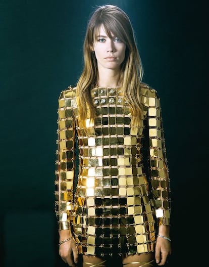 La cantante francesa Françoise Hardy con un vestido del diseñador Paco Rabanne realizado con placas de oro, en 1968.