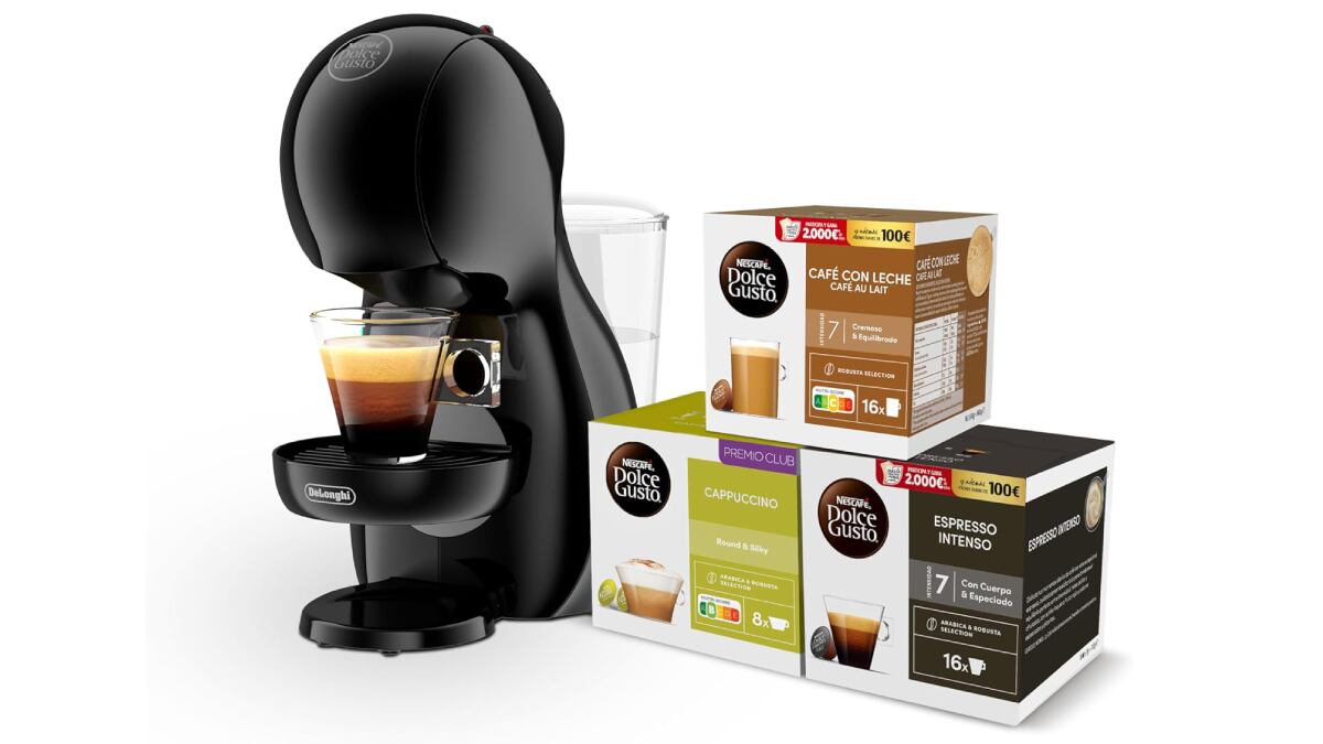 Cafetera de cápsulas Nescafé Dolce Gusto con tres ‘packs’ de café.