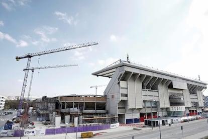 Obras en el estadio de El Sadar, en Pamplona. / JESÚS DIGES (EFE)