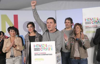  El dirigente de la izquierda abertzale, Arnaldo Otegi (2d), y la candidata a lehendakari por EH Bildu, Laura Mintegi (i), celebran los resultados.