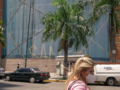 Transeúntes caminan frente al centro comercial Sambil de La Candelaria en Caracas, Venezuela, en marzo de 2022.