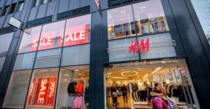 Varias personas compran en un establecimiento de la compañía textil sueca Hennes and Mauritz (H&M) en el centro de Bremen (Alemania).