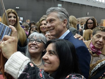 O presidente da Argentina, Mauricio Macri, tira 'selfie' em evento.