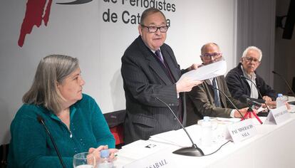Pau Miserachs, president del Grup d'Estudis Polítics, mostra l'expedient enviat a l'ONU.