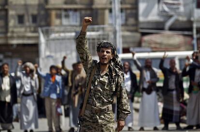 Reunión en Sanaa (Yemen) de un grupo de combatientes leales al movimiento Huthi para mostrar su apoyo a la milicia shiita contra la intervención liderada por Arabia Saudita en el país.