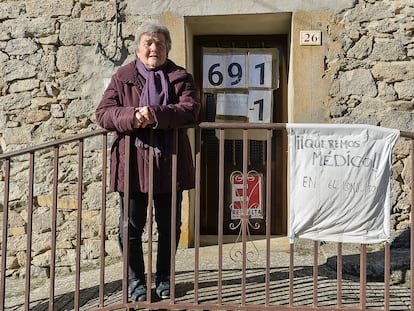 Pruden Garrote, vecina de Monumenta (Zamora), el sábado delante del consultorio del pueblo, que lleva 691 días cerrado.