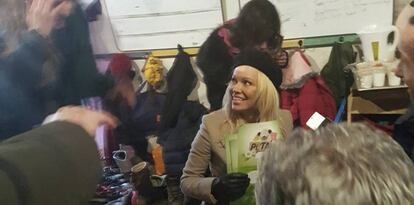 Pamela Anderson, en el campo de refugiados Grande-Synthe al norte de Francia.