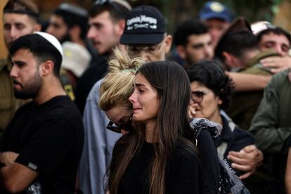 Familiares de Adi Zur, un soldado que fue asesinado por milicias de Hamás desde la Franja de Gaza, asisten a sufuneral en el cementerio militar Monte Herzl en Jerusalén, este miércoles.